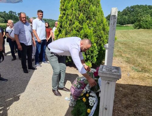 Polaganjem cvijeća delegacija GO SDA Gradačac obilježila godišnjicu masakra na putu Ormanica-Gradačac